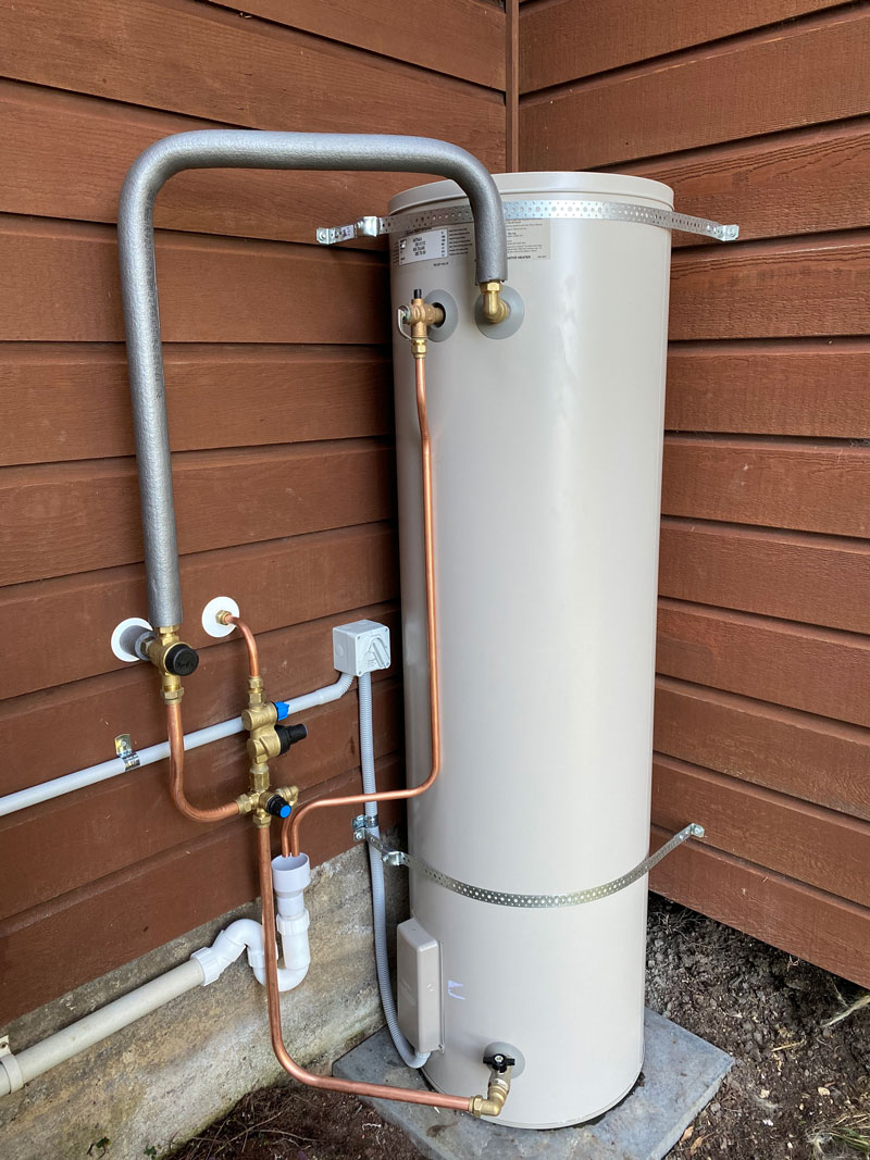 Hot-water cylinder installation